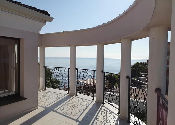 Ξενοδοχείο Ashram 3*